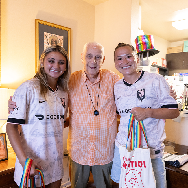 Gisele Thompson Ali Riley_20250717_LGBTCenterFoodDelivery_AY_0117_1x1