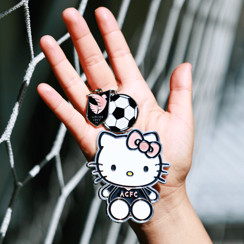 Hello Kitty Ticket Pack_Keychain in hand_1x1