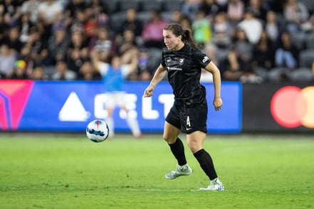 Defender Vanessa Gilles Extends Loan with Lyon