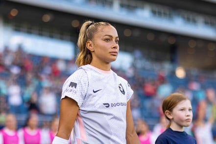 Defender Sarah Gorden Re-signs with Angel City