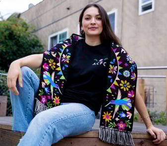 Conoce a Mel Depaz, la Artista que Diseñó la Colección de Celebración de Culturas