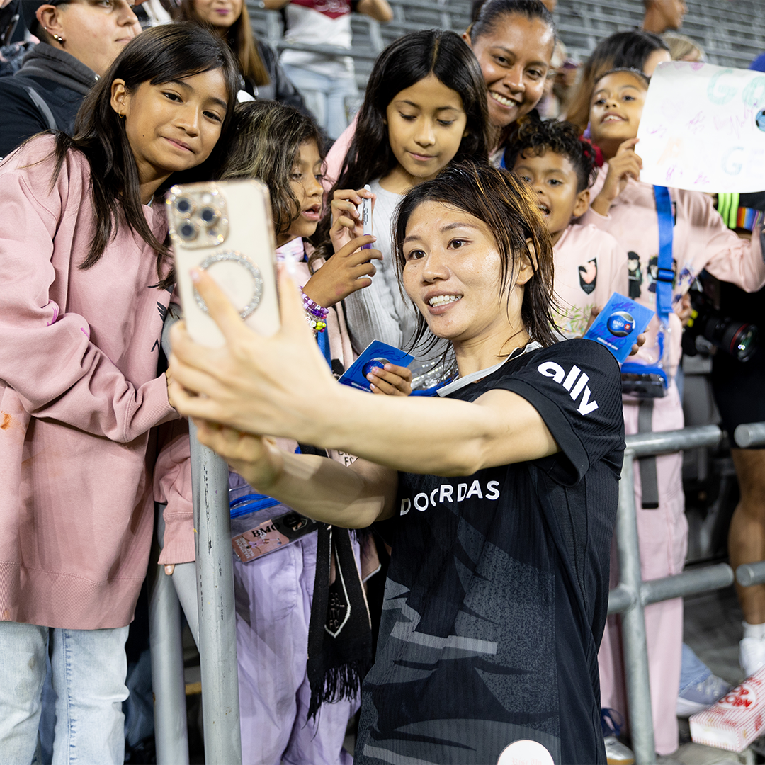 Miyabi Moriya Fans Selfie