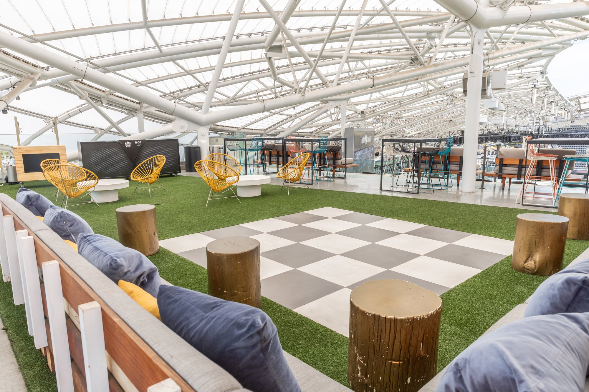Sunset Deck Loge_Premium_Back space