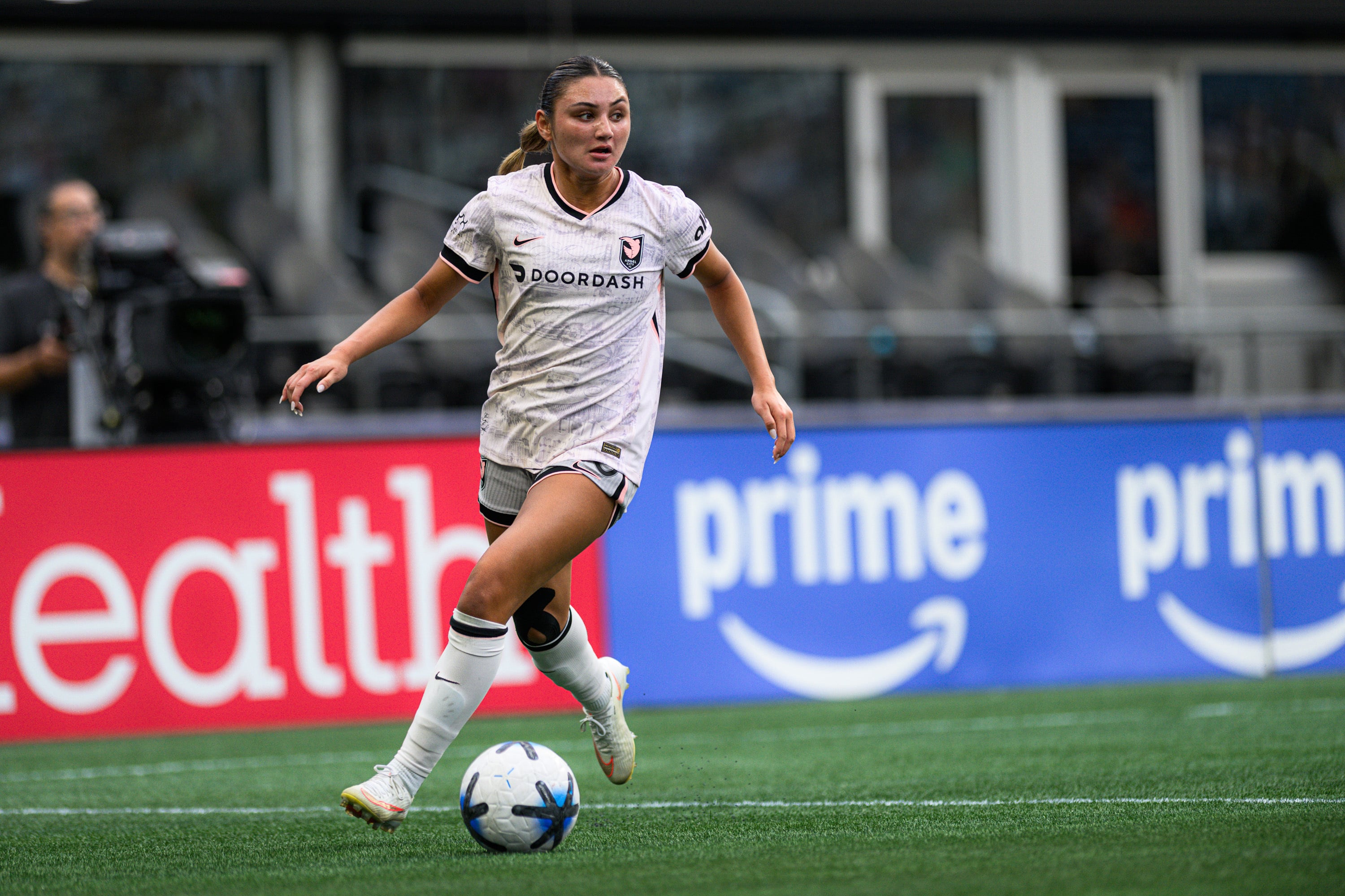 Gisele Thompson playing for Angel City Football Club wearing the Los Angeles kit